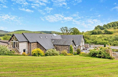 Devils Bridge House | Wonderful villa for 19 guests with WIFI, hot tub, pets allowed and parking