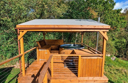 Chiddingstone Hoath House | Wonderful villa for 4 guests with hot tub, WIFI, terrace and parking