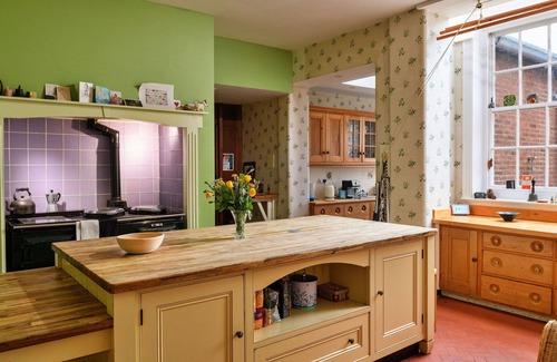 Carlisle House | Wonderful villa for 19 people with hot tub, WIFI, TV, terrace, pets allowed and parking