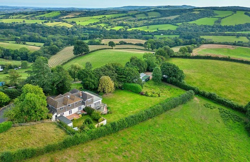 Newton Saint Cyres House | Wonderful villa for 10 people with WIFI, terrace, pets allowed and parking