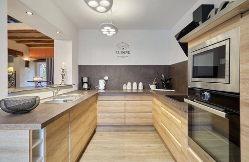 Surville House | Wonderful villa for 4 guests with WIFI, hot tub, TV, terrace, pets allowed and parking