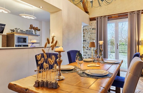 Surville House | Wonderful villa for 4 guests with WIFI, hot tub, TV, terrace, pets allowed and parking