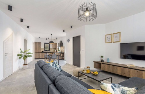 Vrznaveri House | Wonderful villa for 6 people with private pool, WIFI, A/C, TV, terrace, pets allowed and parking