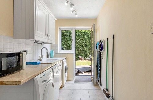 Upper Dicker House | Wonderful villa for 8 guests with WIFI, pets allowed and parking