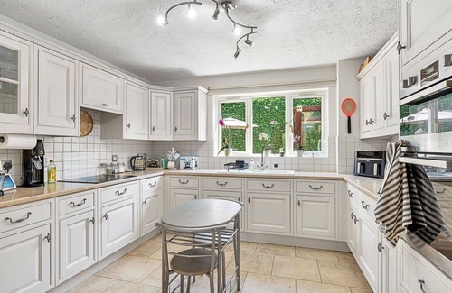 Upper Dicker House | Wonderful villa for 8 guests with WIFI, pets allowed and parking