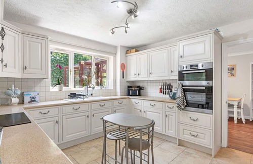 Upper Dicker House | Wonderful villa for 8 guests with WIFI, pets allowed and parking