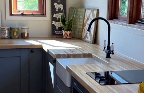 Alkborough House | Wonderful villa for 16 guests with hot tub, WIFI, TV, pets allowed and parking