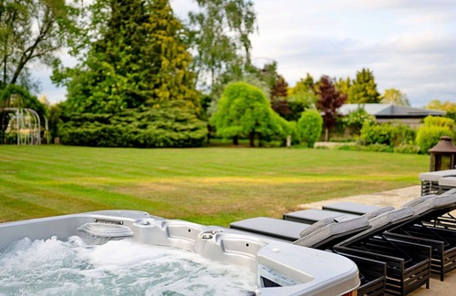 Tring House | Wonderful villa for 16 guests with WIFI, hot tub, pets allowed and parking