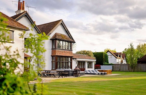 Tring House | Wonderful villa for 16 guests with WIFI, hot tub, pets allowed and parking