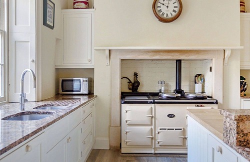 Tormarton House | Wonderful villa for 16 people with WIFI, pool and parking