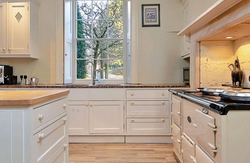 Tormarton House | Wonderful villa for 16 people with WIFI, pool and parking