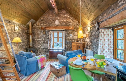 Invermoriston House | Wonderful villa for 2 guests with WIFI and parking
