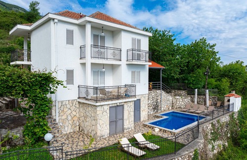 Lapcici Villa | Wonderful Villa Tranquila with Pool and Sea View