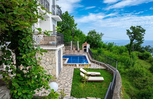 Lapcici Villa | Wonderful Villa Tranquila with Pool and Sea View