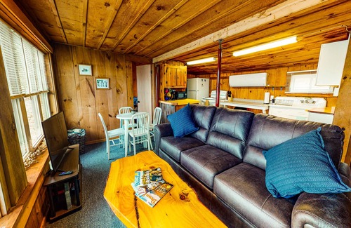 Weeks Mills House | Wonderful waterfront escape with high-speed WiFi, deck, kitchenette & more
