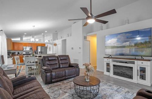 Weston Hills House | Wonderful Weston Hills Villa SE Facing Pool
