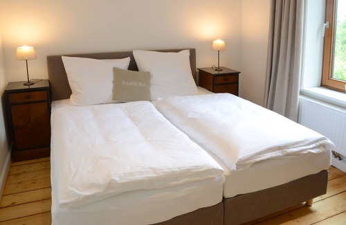 Cranz Apartment | Wonderfully renovated old building with direct view on the water