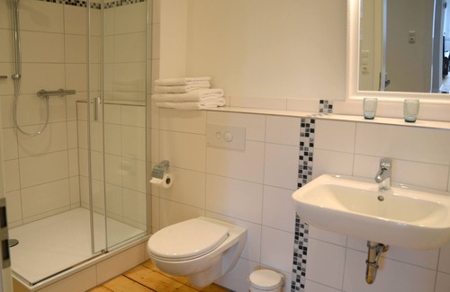 Cranz Apartment | Wonderfully renovated old building with direct view on the water