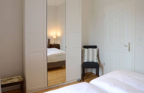 Cranz Apartment | Wonderfully renovated old building with direct view on the water