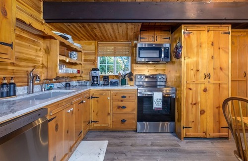 Packwood Cabin | Wonderland Chateau | Hot Tub | 2 Bed, 2 Bath