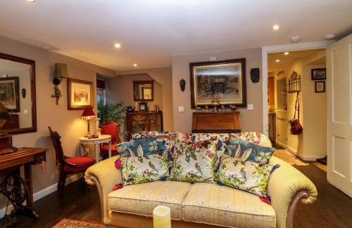 Newburgh House | Wonderland Cottage