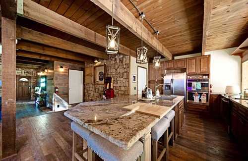 Lakehead Cabin | Wonderland ~ Dog friendly forest retreat, near lake, fast Wifi & EV charger