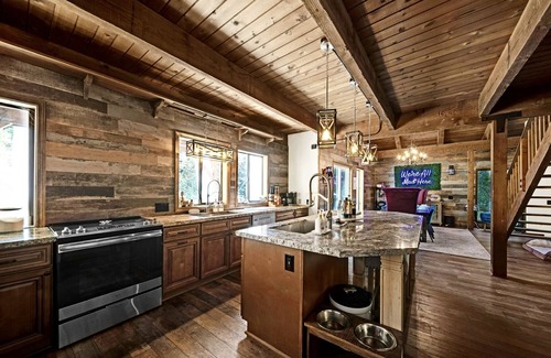 Lakehead Cabin | Wonderland ~ Dog friendly forest retreat, near lake, fast Wifi & EV charger