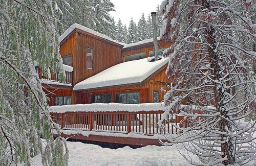 Enumclaw Cabin | Wonderland Lodge At Mt. Rainier - hot tub - Crystal Mountain