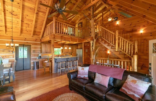 Hot Springs Cabin | Wondertree Mountain Cabin– Luxury 3BR Cabin with Outdoor Hot Tub, Hot Springs NC