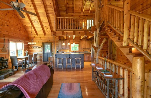 Hot Springs Cabin | Wondertree Mountain Cabin– Luxury 3BR Cabin with Outdoor Hot Tub, Hot Springs NC