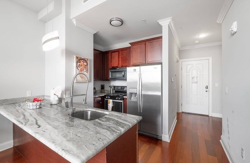Olde Kensington Apartment | Wondrous 1BR Apartment with Rooftop Pool in NoLibs