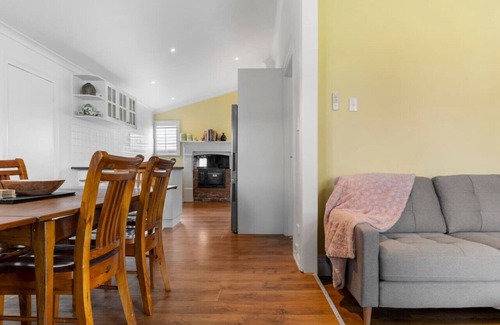 Redan House | Wonky Cottage: large backyard, close to CBD