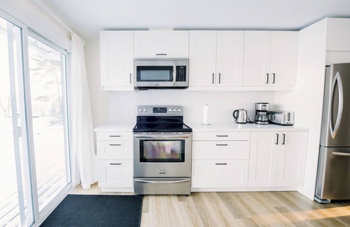 Conquerall Bank House | Wood-Fired Sauna, Sleeps 8 – Private Waterfront!