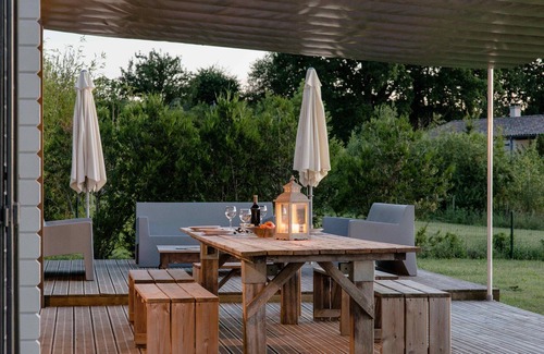 Saint-Etienne-de-Villereal Villa | Wooden villa, swimming pool, terrace and garden in Villeréal