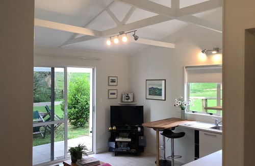 Waikino Cottage | Wood Pigeon Cottage- Pet friendly 2kms from Hauraki Rail Trail-Free Breakfast