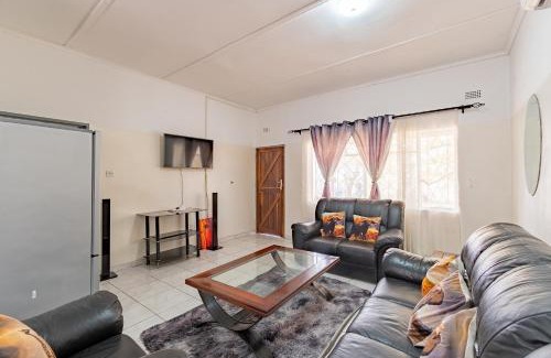 Victoria Falls House | Wood Road Guest Lodge