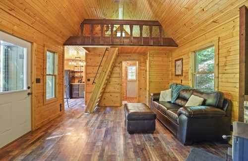 Hallsville Cabin | Wood Rose | Secluded Cabin