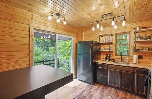 Hallsville Cabin | Wood Rose | Secluded Cabin