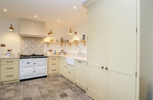 Mangotsfield House | WOOD STANWAY HOUSE, family friendly, with open fire in Toddington