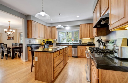 West Hartford House | Wood Stove, Close to the Club | Wooded Colonial