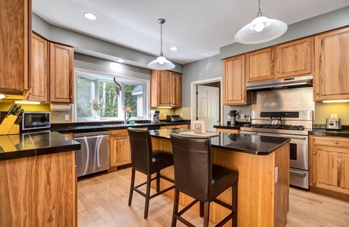 West Hartford House | Wood Stove, Close to the Club | Wooded Colonial