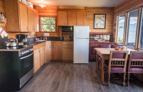 Bowen Island Cabin | WOOD STOVE~Waterfront~Peacefully Secluded in Nature~PRIVATE SWIMMING ACCESS