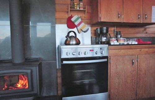 Bowen Island Cabin | WOOD STOVE~Waterfront~Peacefully Secluded in Nature~PRIVATE SWIMMING ACCESS