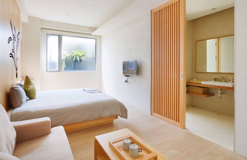 Anping Bed & Breakfast | Wood Whispering Residence