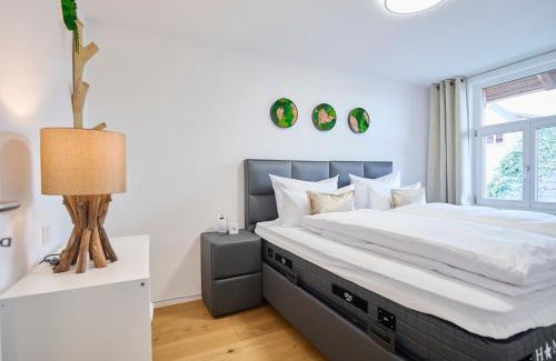Markdorf Apartment | WOOD WORLD III Massage - Tischkicker - Parken - Küche - Light Show - Trambolin