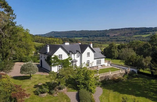 Llanhennock House | Woodbank, Entire home in Llanhennock. nn
