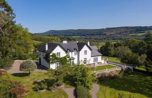 Llanhennock House | Woodbank House