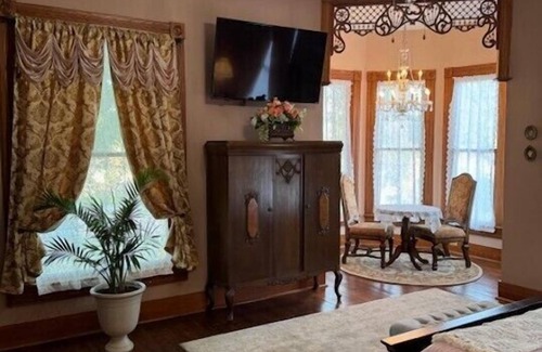 Madisonville Hotel | Woodbine Inn and Restaurant