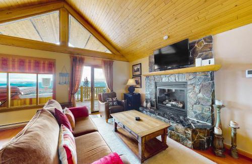 Big White Ski Resort House | Woodcutter Cabin 16