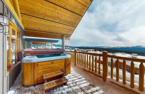 Big White Ski Resort House | Woodcutter Cabin 16